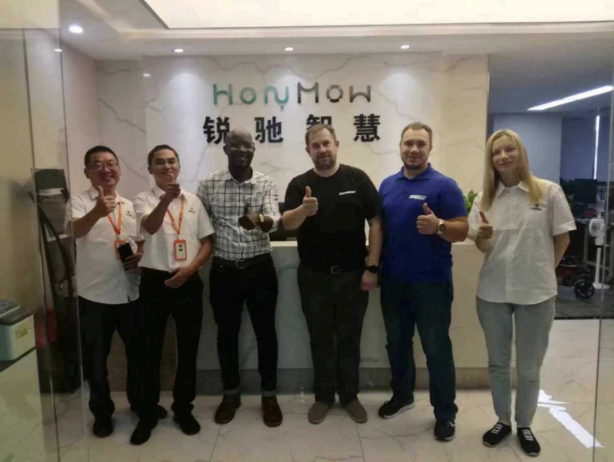 Сопровождение клиентов на заводе робототехники